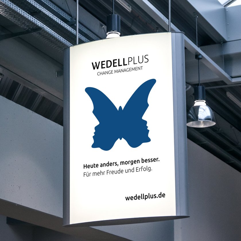Leichtendes Werbeplakat von Wedell Plus an einer hohen Decke hängend